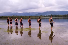 Đến cao nguyên Gia Lai vào mùa du lịch, du khách sẽ được ngắm hoa dã quỳ, hòa mình vào không gian văn hóa đặc sắc và trải nghiệm mùa vụ nông nghiệp của đồng bào nơi đây.