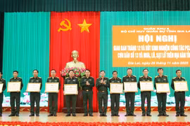 Các tập thể, cá nhân có thành tích xuất sắc trong công phòng chống thiên tai, cứu hộ, cứu nạn, khắc phục hậu quả bão số 13 nhận bằng khen của UBND tỉnh.