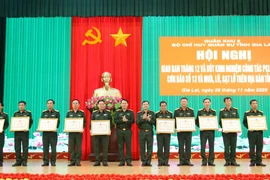 Các tập thể, cá nhân có thành tích xuất sắc trong công phòng chống thiên tai, cứu hộ, cứu nạn, khắc phục hậu quả bão số 13 nhận bằng khen của UBND tỉnh.