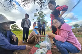 Chợ làng Jrai mộc mạc ở Gia Lai, nơi bày bán các sản vật địa phương và món ăn truyền thống, thể hiện bản sắc văn hóa.