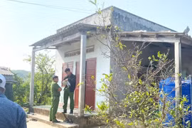 Lực lượng công an và các cơ quan chức năng đang thực hiện công tác khám nghiệm hiện trường và điều tra nguyên nhân vụ 4 người trong một gia đình tử vong tại nhà ở thôn Chánh Hóa, xã Cát Tiến, tỉnh Gia Lai vào ngày 10-4.