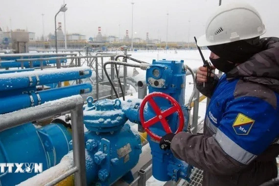 Công nhân điều chỉnh van tại trạm khí nén Slavyanskaya trên hệ thống đường ống dẫn khí đốt Nord Stream 2 của Tập đoàn Gazprom ở Ust-Luga, Nga. Ảnh: Getty Images/TTXVN