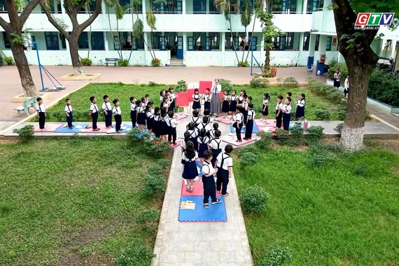 Lớp học không tường: "Hồi sinh" lá khô: Bài học xanh giữa sân trường