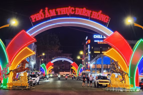 Đông đảo thực khách tập trung về Phố ẩm thực Diên Hồng để thưởng thức các món ngon. 