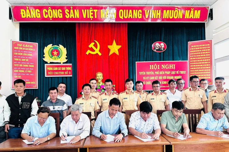 Gia Lai: Doanh nghiệp vận tải cam kết chấp hành pháp luật, ủng hộ 42 triệu đồng cho bà con nghèo học bằng lái xe máy