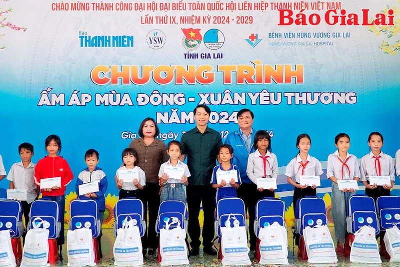 “Ấm áp mùa đông-Xuân yêu thương” ở xã Ia Lâu