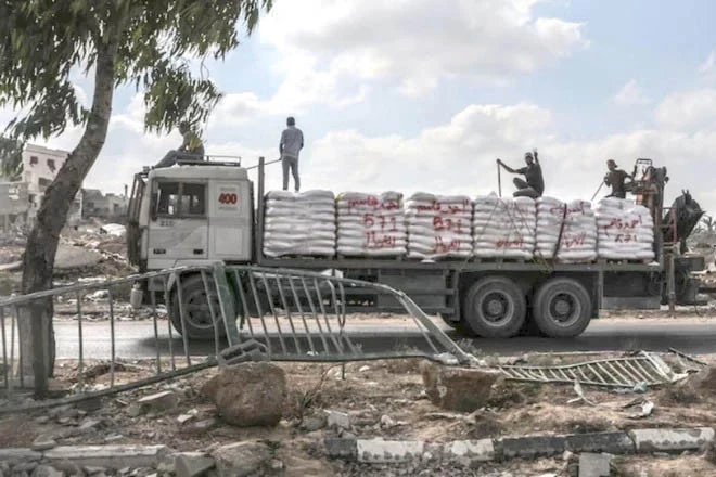 Hàng viện trợ Dải Gaza bị cướp bóc, Israel làm ngơ