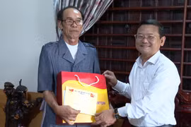 Phó Chủ tịch UBND tỉnh Nguyễn Tự Công Hoàng thăm, tặng quà thương-bệnh binh tại Ia Khươl và Chư Păh