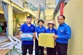 Lãnh đạo Tỉnh đoàn Gia Lai tặng quà lực lượng thanh niên xung kích hỗ trợ khắc phục hậu quả bão số 13