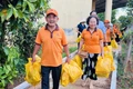 Bị bệnh ung thư dạ dày, ông Huỳnh Văn Chí (bìa trái) vẫn tham gia đầy đủ các hoạt động ý nghĩa của Hội tình thương Pleiku. Ảnh: P.L