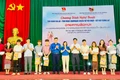 Các đại biểu tặng quà cho sinh viên tỉnh Champasak đang học tập ở tỉnh Gia Lai. Ảnh: M.N