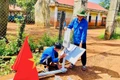 Đoàn viên, thanh niên lắp đặt trụ điện năng lượng trời để tặng người dân. Ảnh: ĐVCC