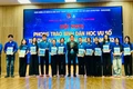 Ban Chấp hành Đoàn trường Đại học Quy Nhơn trao quyết định thành lập 12 đội hình “Bình dân học vụ số” cấp trường. Ảnh: M.N