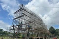 Bà con làng Kon Băh chung tay dựng lại nhà rông
