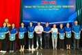 Ban tổ chức trao cờ lưu niệm cho các các Huyện Đoàn, Thị Đoàn, Thành Đoàn có thí sinh tham gia hội thi. Ảnh: P.L