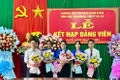 Trong 5 đảng viên vừa được Chi bộ Trường THPT Ya Ly tổ chức lễ kết nạp, có 3 đảng viên mới là học sinh. Ảnh: V.T