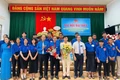 Đồng chí Đỗ Đức Thanh (hàng trước, thứ 5 từ trái sang) tặng hoa chúc mừng Ban Chấp hành Đoàn xã Đak Sơmei nhiệm kỳ 2025-2030. Ảnh: Yang Tuyết