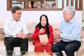 Chủ tịch Ủy ban Trung ương Mặt trận Tổ quốc Việt Nam Đỗ Văn Chiến thăm hỏi, tặng quà Mẹ Việt Nam Anh hùng Lê Thị Thọ