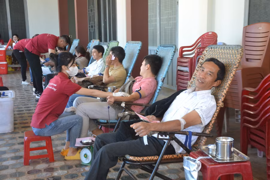 Anh Phan Văn Vĩnh(bên phải, ở thôn 3, xã An Phú) HMTN tại Nhà thờ Hoa Lư, TP Pleiku. Ảnh: Hoàng Cư