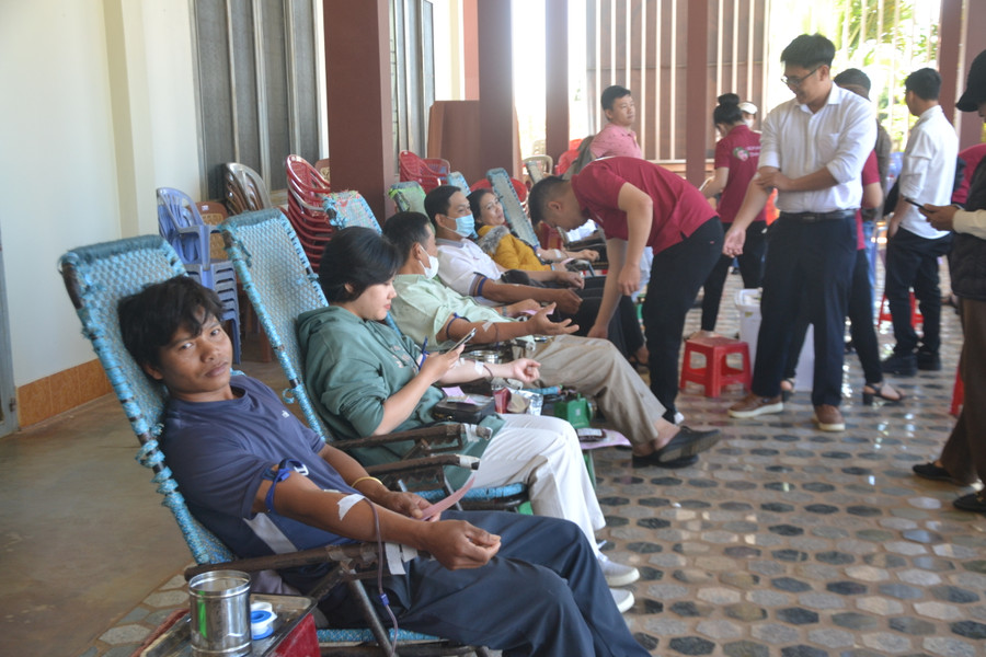 Anh Ôn (bên trái, ở plei Ốp, phường Hoa Lư) HMTN tại Nhà thờ Hoa Lư, TP Pleiku. Ảnh: Hoàng Cư Anh Ôn (bên trái, ở plei Ốp, phường Hoa Lư) HMTN tại Nhà thờ Hoa Lư, TP Pleiku. Ảnh: Hoàng Cư