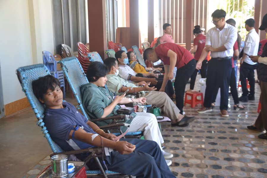 Anh Ôn (bên trái, ở plei Ốp, phường Hoa Lư) HMTN tại Nhà thờ Hoa Lư, TP Pleiku. Ảnh: Hoàng Cư