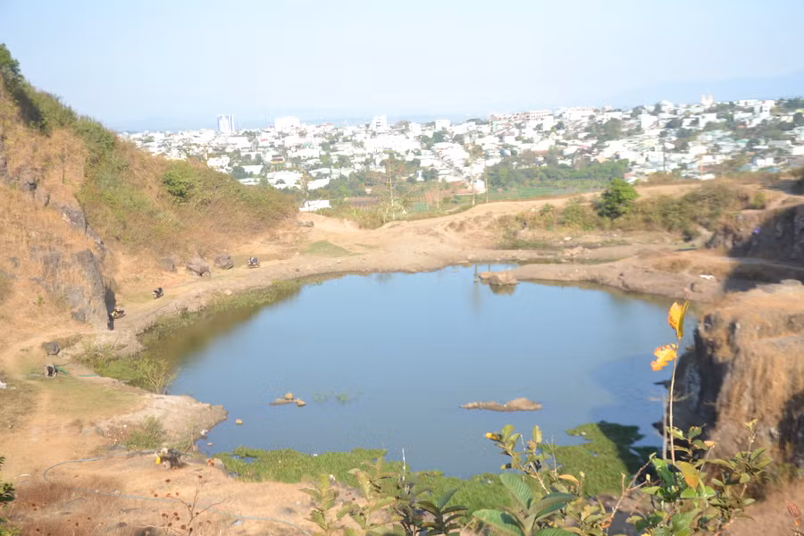 Hồ trên núi Đá thuộc địa phận xã Ia Dêr, huyện Ia Grai. Ảnh: Hoàng Cư Hồ trên núi Đá thuộc địa phận xã Ia Dêr, huyện Ia Grai. Ảnh: Hoàng Cư