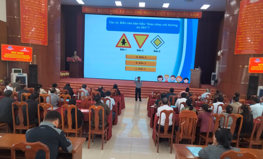 Hội nghị tuyên truyền, phổ biến pháp luật và kỹ năng tuyên truyền, vận động toàn dân tham gia bảo đảm trật tự, an toàn giao thông tại Hội trường 20-10 huyện Đak Đoa, tỉnh Gia Lai. Ảnh: Hoàng Cư Hội nghị tuyên truyền, phổ biến pháp luật và kỹ năng tuyên truyền, vận động toàn dân tham gia bảo đảm trật tự, an toàn giao thông tại Hội trường 20-10 huyện Đak Đoa, tỉnh Gia Lai. Ảnh: Hoàng Cư