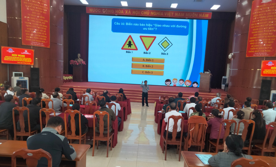 Hội nghị tuyên truyền, phổ biến pháp luật và kỹ năng tuyên truyền, vận động toàn dân tham gia bảo đảm trật tự, an toàn giao thông tại Hội trường 20-10 huyện Đak Đoa, tỉnh Gia Lai. Ảnh: Hoàng Cư