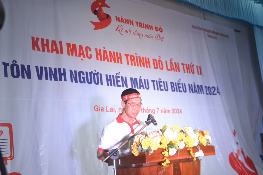Tiến sĩ, bác sĩ Trần Ngọc Quế - Giám đốc Trung tâm máu quốc gia, Viện Huyết học Truyền máu Trung ương - Phó trưởng Ban Tổ chức Chương trình Hành trình Đỏ Trung ương năm 2024 phát biểu tại buổi khai mạc. Ảnh: Hoàng Cư