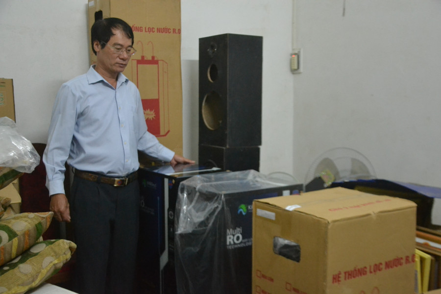 Ông Dương Đình Diện-Chủ tịch Hội Chữ thập đỏ tỉnh kiểm tra lại số máy lọc nước sạch do Công ty TNHH Viện nghiên cứu công nghệ nước sạch Minh Anh và Công ty TNHH máy lọc nước Đỗ Gia hỗ trợ. Ảnh: Hoàng Cư Ông Dương Đình Diện-Chủ tịch Hội Chữ thập đỏ tỉnh kiểm tra lại số máy lọc nước sạch do Công ty TNHH Viện nghiên cứu công nghệ nước sạch Minh Anh và Công ty TNHH máy lọc nước Đỗ Gia hỗ trợ. Ảnh: Hoàng Cư