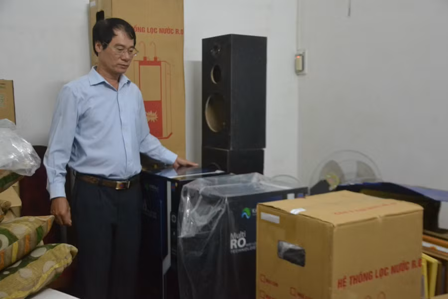 Ông Dương Đình Diện-Chủ tịch Hội Chữ thập đỏ tỉnh kiểm tra lại số máy lọc nước sạch do Công ty TNHH Viện nghiên cứu công nghệ nước sạch Minh Anh và Công ty TNHH máy lọc nước Đỗ Gia hỗ trợ. Ảnh: Hoàng Cư