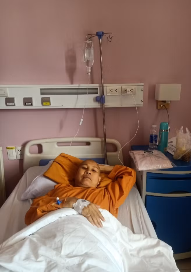 Sư cô Nghiêm Liên - Trụ trì Tịnh xá Ngọc Khương(ở làng Khưn, phường Trà Bá, TP Pleiku, tỉnh Gia Lai) đang điều trị bệnh thận tại Bệnh viện Trung ương Huế. * Ảnh: Hoàng Cư