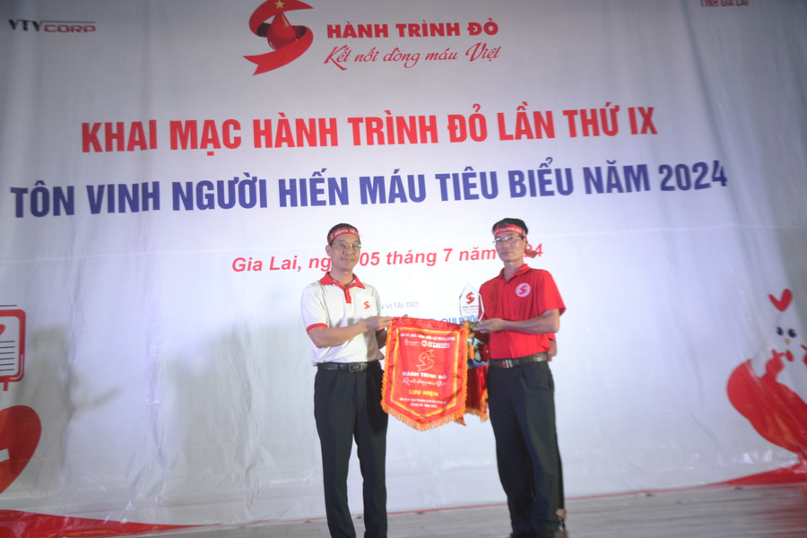 Tiến sĩ, bác sĩ Trần Ngọc Quế - Giám đốc Trung tâm máu quốc gia, Viện Huyết học Truyền máu Trung ương - Phó trưởng Ban Tổ chức Chương trình Hành trình Đỏ Trung ương năm 2024 (bên trái) tặng cờ lưu niệm Hành trình Đỏ và biểu trưng cho Ban Chỉ đạo vận động HMTN tỉnh Gia Lai. Ảnh: Hoàng Cư Tiến sĩ, bác sĩ Trần Ngọc Quế - Giám đốc Trung tâm máu quốc gia, Viện Huyết học Truyền máu Trung ương - Phó trưởng Ban Tổ chức Chương trình Hành trình Đỏ Trung ương năm 2024 (bên trái) tặng cờ lưu niệm Hành trình Đỏ và biểu trưng cho Ban Chỉ đạo vận động HMTN tỉnh Gia Lai. Ảnh: Hoàng Cư