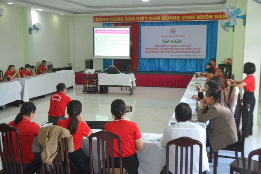 Quang cảnh lớp tập huấn kiến thức, kỹ năng sơ cấp cứu cho cán bộ Hội cấp huyện và tình nguyện viên CTĐ cấp 1 tại TP. Pleiku, tỉnh Gia Lai. Ảnh: Hoàng Cư