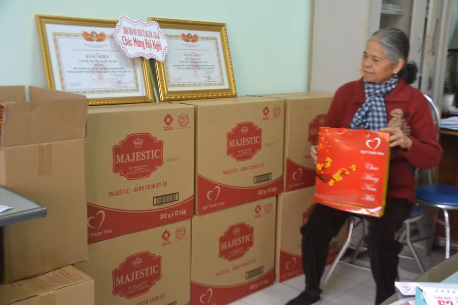 Bà Rơ Châm H’Yéo-Ủy viên Ban Chấp hành Trung ương Hội NCT Việt Nam, Trưởng Ban Đại diện Hội NCT tỉnh tiếp nhận 100 suất quà Tết của Quỹ Thiện Tâm-Tập đoàn VinGroup. Ảnh: Hoàng Cư