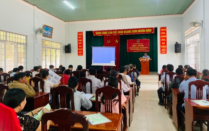 Quang cảnh “Hội nghị tập huấn kiến thức sản xuất, kinh doanh nông sản thực phẩm chất lượng, an toàn năm 2024” tại trụ sở Hội Nông dân huyện Chư Prông. Ảnh: Hoàng Minh Quang cảnh “Hội nghị tập huấn kiến thức sản xuất, kinh doanh nông sản thực phẩm chất lượng, an toàn năm 2024” tại trụ sở Hội Nông dân huyện Chư Prông. Ảnh: Hoàng Minh