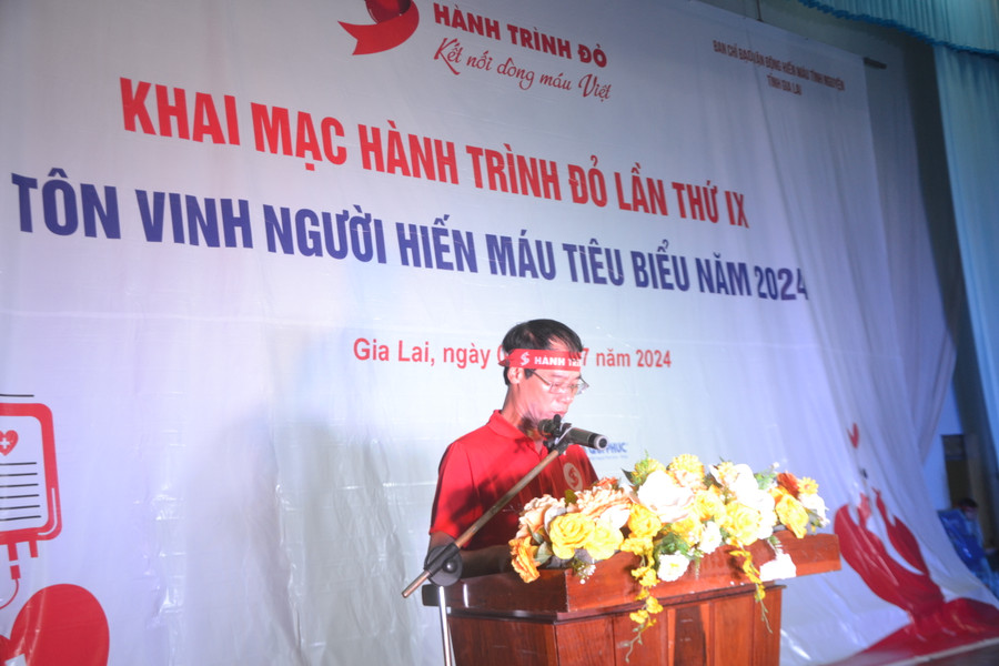 Ông Dương Đình Diện - Phó trưởng Ban thường trực Ban Chỉ đạo vận động HMTN tỉnh Gia Lai phát biểu tại buổi khai mạc Hành trình Đỏ lần thứ IX và Tôn vinh người hiến máu tiêu biểu năm 2024. Ảnh: Hoàng Cư Ông Dương Đình Diện - Phó trưởng Ban thường trực Ban Chỉ đạo vận động HMTN tỉnh Gia Lai phát biểu tại buổi khai mạc Hành trình Đỏ lần thứ IX và Tôn vinh người hiến máu tiêu biểu năm 2024. Ảnh: Hoàng Cư
