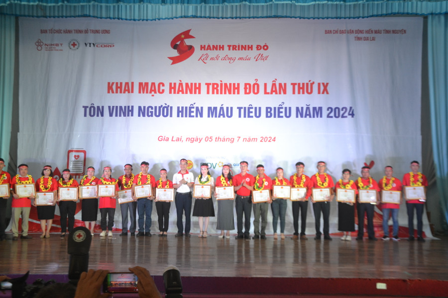 Lãnh đạo Ban Tổ chức Chương trình Hành trình Đỏ Trung ương năm 2024 và lãnh đạo Ban Chỉ đạo vận động HMTN tỉnh Gia Lai tặng giấy khen cho các tập thể, cá nhân đã có thành tích xuất sắc trong phong trào HMTN năm 2023-2024. Ảnh: Hoàng Cư Lãnh đạo Ban Tổ chức Chương trình Hành trình Đỏ Trung ương năm 2024 và lãnh đạo Ban Chỉ đạo vận động HMTN tỉnh Gia Lai tặng giấy khen cho các tập thể, cá nhân đã có thành tích xuất sắc trong phong trào HMTN năm 2023-2024. Ảnh: Hoàng Cư