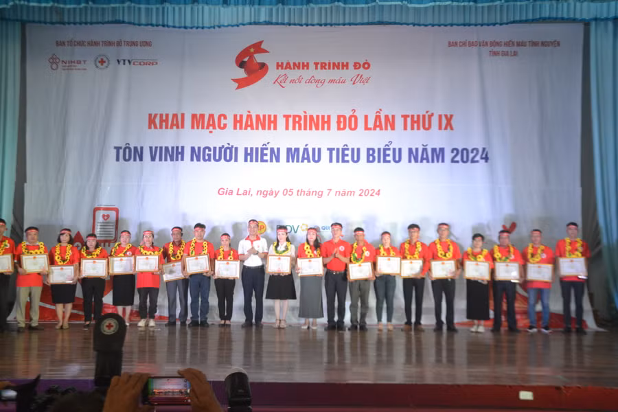 Lãnh đạo Ban Tổ chức Chương trình Hành trình Đỏ Trung ương năm 2024 và lãnh đạo Ban Chỉ đạo vận động HMTN tỉnh Gia Lai tặng giấy khen cho các tập thể, cá nhân đã có thành tích xuất sắc trong phong trào HMTN năm 2023-2024. Ảnh: Hoàng Cư