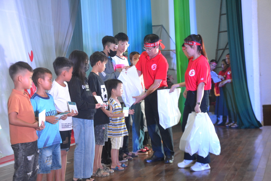 Ông Dương Đình Diện - Phó trưởng Ban thường trực Ban Chỉ đạo vận động HMTN tỉnh Gia Lai (thứ 2 bên phải) tặng quà cho các bệnh nhân nghèo. Ảnh: Hoàng Cư Ông Dương Đình Diện - Phó trưởng Ban thường trực Ban Chỉ đạo vận động HMTN tỉnh Gia Lai (thứ 2 bên phải) tặng quà cho các bệnh nhân nghèo. Ảnh: Hoàng Cư