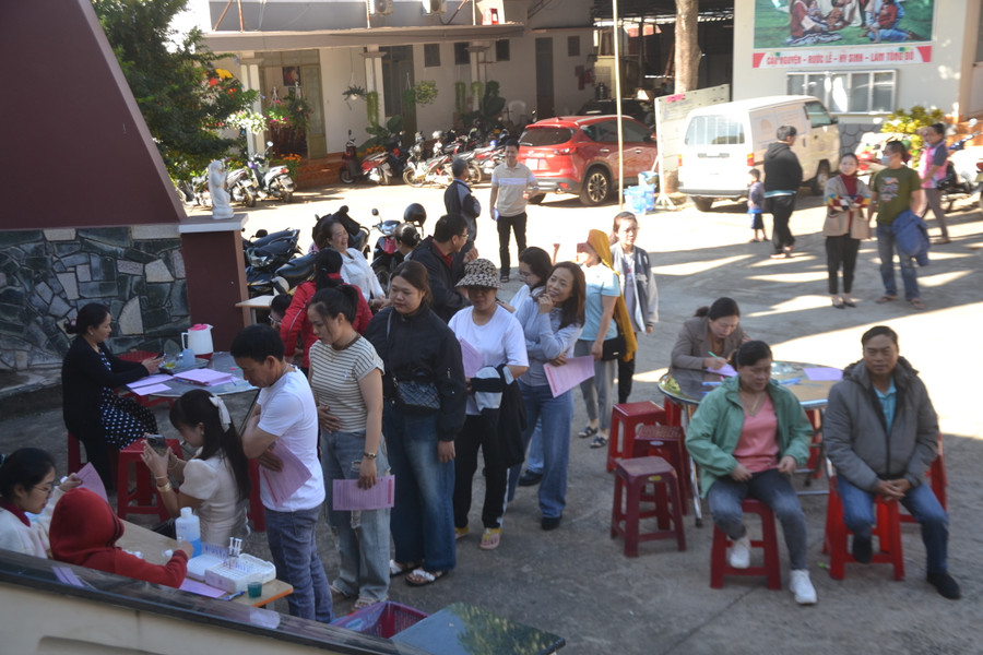 Bà con xếp hàng làm thủ tục HMTN tại Nhà thờ Hoa Lư, TP. Pleiku. Ảnh: Hoàng Cư Bà con xếp hàng làm thủ tục HMTN tại Nhà thờ Hoa Lư, TP. Pleiku. Ảnh: Hoàng Cư