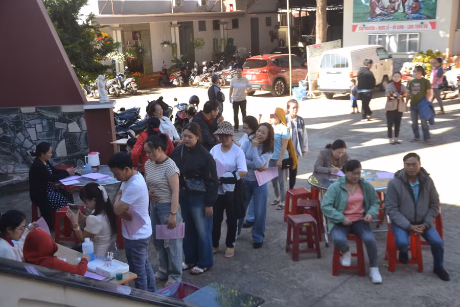 Bà con xếp hàng làm thủ tục HMTN tại Nhà thờ Hoa Lư, TP. Pleiku. Ảnh: Hoàng Cư