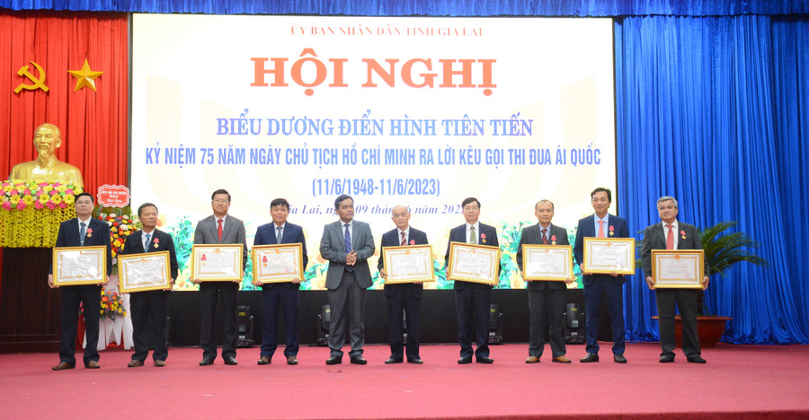 Bí thư Tỉnh ủy Hồ Văn Niên thừa ủy nhiệm của Chủ tịch nước trao tặng Huân chương Lao động cho các tập thể, cá nhân. Ảnh: Lam Nguyên