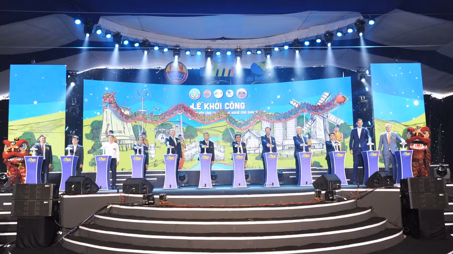 Các đại biểu nhấn nút khởi công Tổ hợp nông nghiệp ứng dụng công nghệ cao DHN Gia Lai do Tập đoàn De Heus (Hà Lan) và Tập đoàn Hùng Nhơn đầu tư tại huyện Chư Pưh. Ảnh: Hà Duy