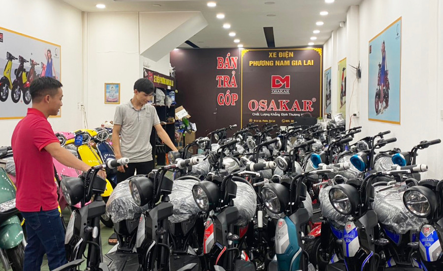 Các cửa hàng trưng bày nhiều mẫu xe máy điện thiết kế đẹp, giá cả phù hợp dành cho đối tượng khách hàng học sinh. Ảnh: Sơn Ca Các cửa hàng trưng bày nhiều mẫu xe máy điện thiết kế đẹp, giá cả phù hợp dành cho đối tượng khách hàng học sinh. Ảnh: Sơn Ca