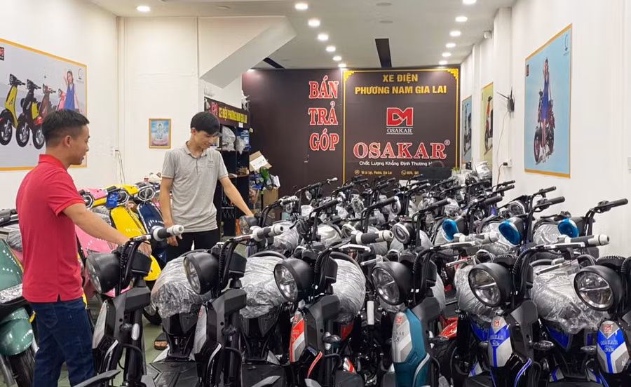 Các cửa hàng trưng bày nhiều mẫu xe máy điện thiết kế đẹp, giá cả phù hợp dành cho đối tượng khách hàng học sinh. Ảnh: Sơn Ca