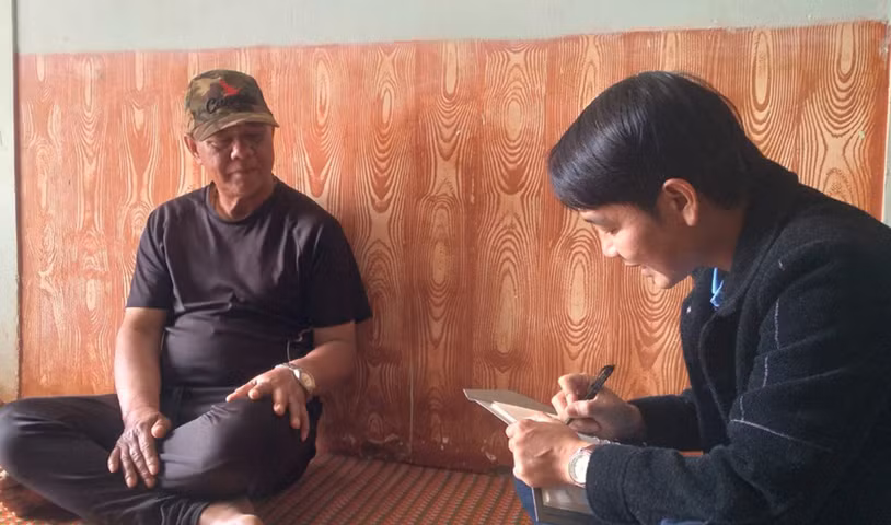 Phóng viên Lê Anh (Báo Gia Lai) tác nghiệp tại làng Djrông (xã A Dơk, huyện Đak Đoa) để thực hiện loạt bài “Đi về hướng mặt trời”. Ảnh: Thiên Đăng