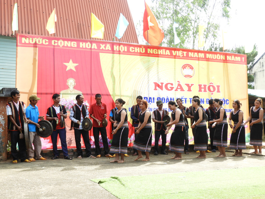 Quang cảnh ngày hội đại đoàn kết tại liên khu dân cư làng Đak Yă và làng Đak Trôk thuộc xã Đak Yă. Ảnh: Thanh Nhật