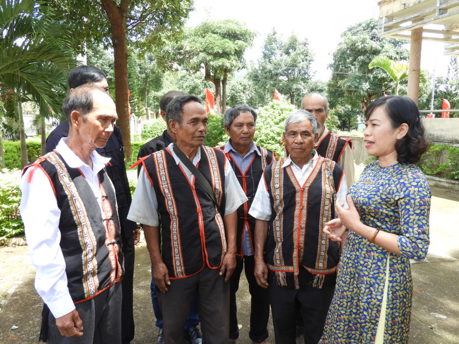 Chủ tịch Ủy ban MTTQ Việt Nam huyện Mang Yang Nguyễn Thị Thanh Nga (bìa phải) trao đổi với các già làng, người uy tín về công tác tuyên truyền, vận động quần chúng vùng DTTS. Ảnh: Thanh Nhật