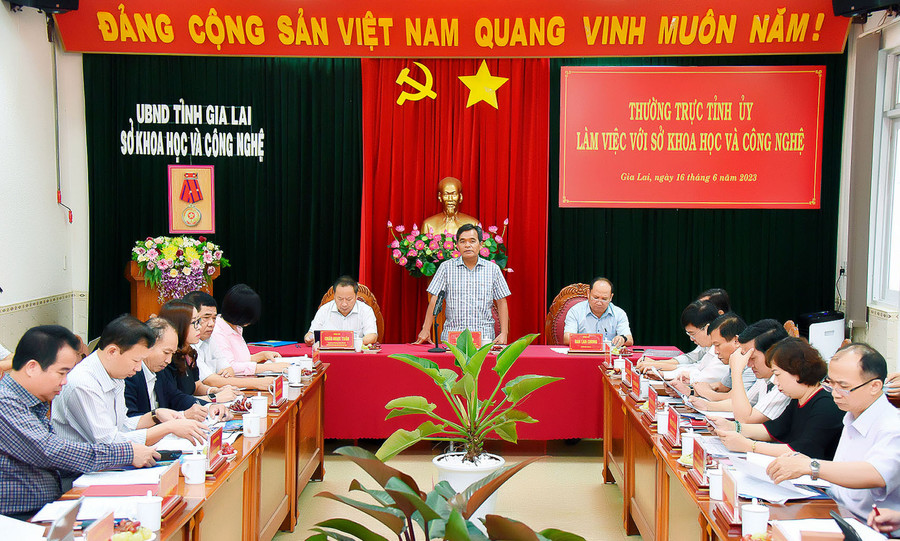 Ủy viên Ban Chấp hành Trung ương Đảng, Bí thư Tỉnh ủy, Chủ tịch HĐND tỉnh Hồ Văn Niên phát biểu tại buổi làm việc. Ảnh: Đức Thụy